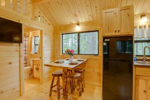 Mtn-View Middlebury Center Cabin: Deck & Grill!