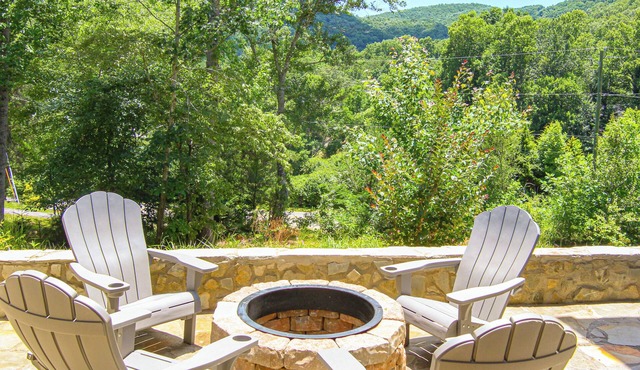 Mtn-View Retreat in Asheville: Great for Groups!