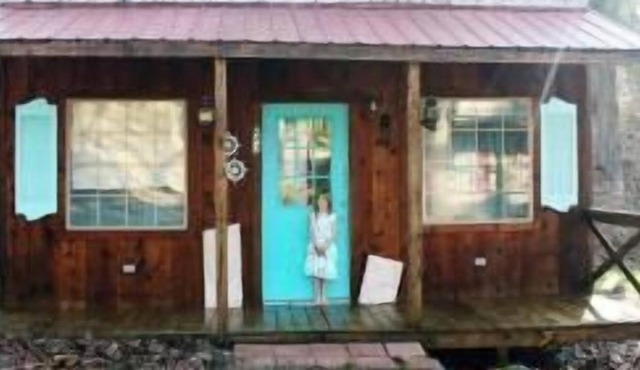 Mystic Cove Cabin with one queen bed