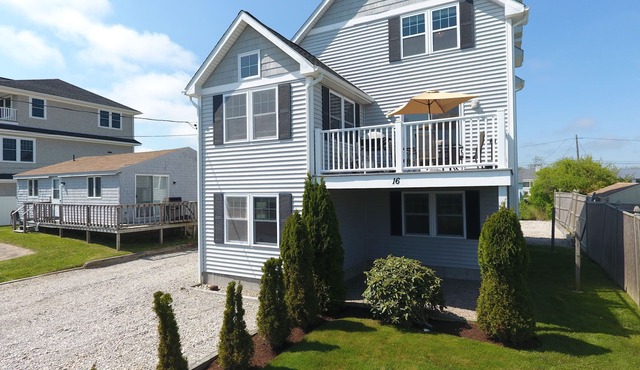 Narragansett/Point Judith Summer Rental Beach House. Great Location! Sleeps 12