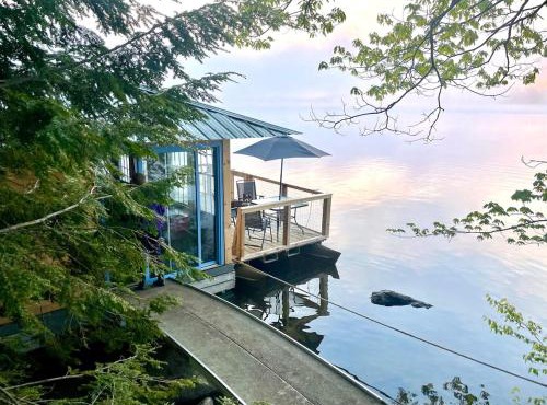 Nautilus Floating Island Cabin