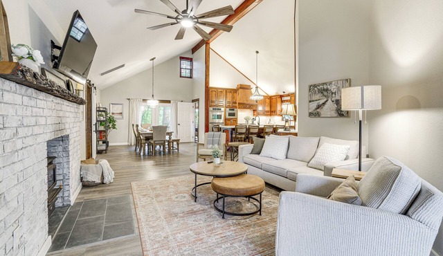 Near Bella Vista Trails & Elk River: Family Home!