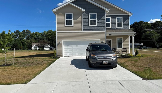 New 4 bedroom house in Schooner Landing. Minutes to the beach. Pet friendly.