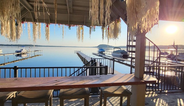 New-First floor lakefront, 160 ft dock, 2 minutes to Browns Beach & Restaurants!