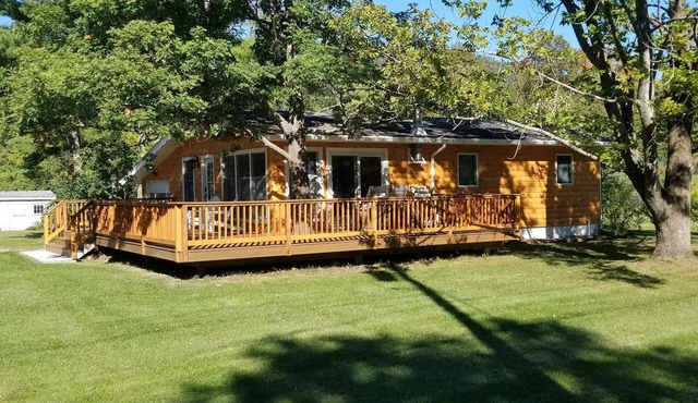 New Lakeside Cottage 5 minutes from great hiking with large deck and lake view