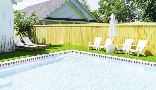 New! Luxury home with guest house + pool!