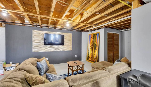New! Millstream Manor-pondside & sleeps up to 14!