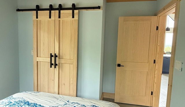 New & Modern 4-bedroom cabin with AC in Woodstock