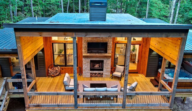 NEW Modern Cabin! 2 King suites, hot tub, fire-pit and 2 fireplaces!