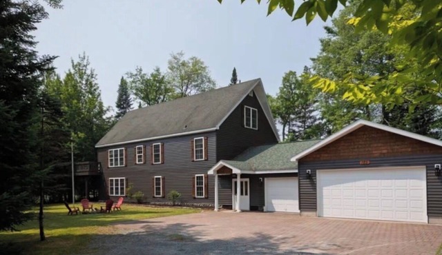 New property close to Town! Green Bridge Lodge- 5-bedrooms 3 bathrooms Hot Tub
