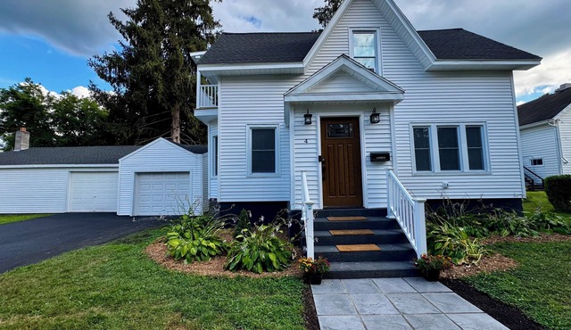 NEW Saratoga Getaway! 4-bedroom house near Racetrack in village of Ballston Spa