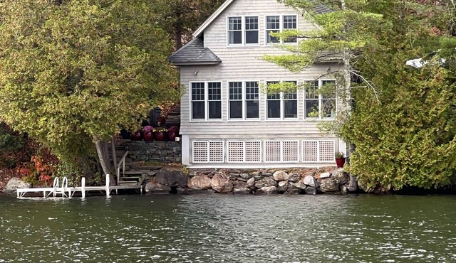 Newer One bedroom cottage at water's edge on Lake St. Catherine with kayaks