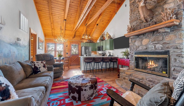 Newly Renovated, Cozy Log cabin! Enjoy Hiking, waterfalls and all resort amenities ! Close to Branson strip & SDC