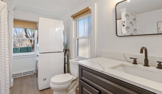 Newly renovated spacious 2 bed 1 bath apartment, great location