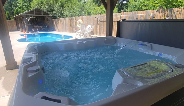 Niagara falls Luxury Villa- Hottub, Pool, Water View, breakfast