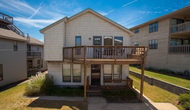 No Worries Family Home features BBQ, Across from the Beach Access by RedAwning