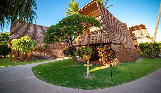 Ocean Front King: Panoramic Sea Views Meet Polynesian Elegance in Molokai