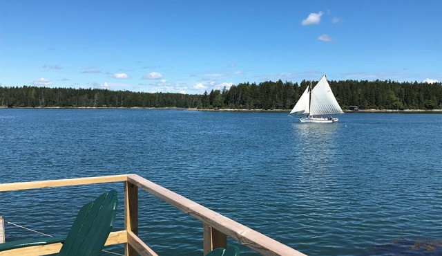 Ocean's Edge Cottage w/beautiful views of midcoast Maine for 2.