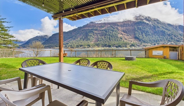Oceanfront Fire Pit, Decks, Large Yard, Views!