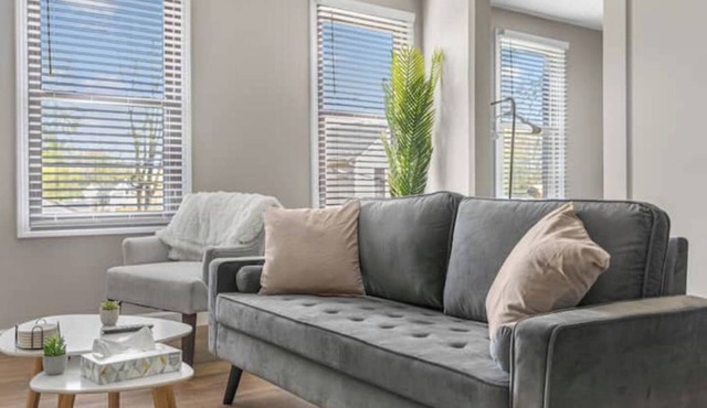 Ohio City · Mins to DT · Parking · Cozy Queen Beds