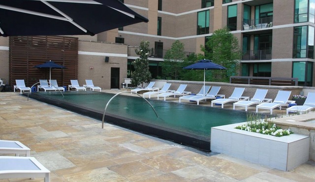 Outdoor Pool & Pet Room Near Highland Park Shopping