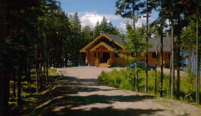 Outstanding Oceanfront Log Home near Acadia National Park