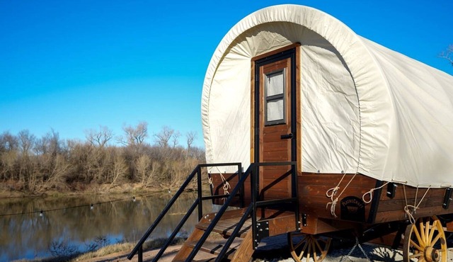 Outstanding Secluded Riverfront Caravan in Chilton, Texas