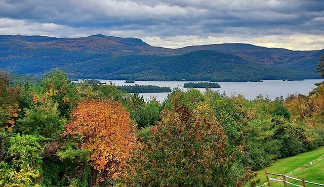 Panoramic Lakeviews, come enjoy any season. Bolton Landing-2 minutes from Town!