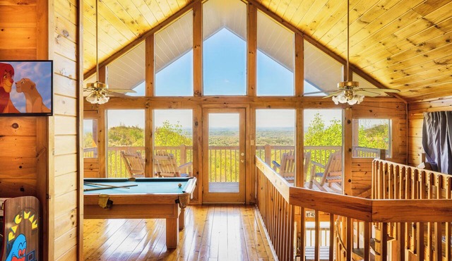 Panoramic Views w/Hot Tub, Pool Table, Arcade!
