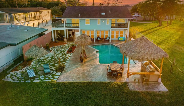Paradise Home Spacious 5-bedroom house sleeping 14,Heated pool in lovely Bacliff in Bacliff