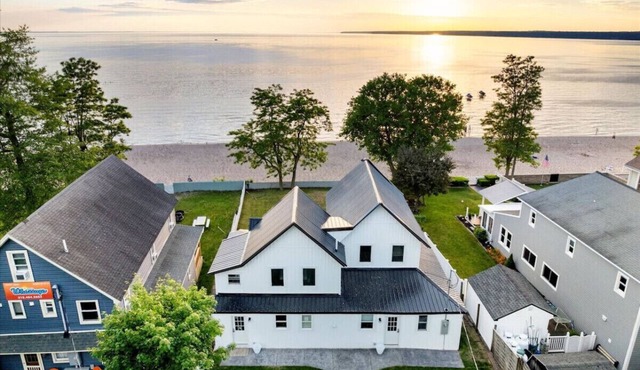 Park Peaks on the Beach| 4BR Waterfront | Hot tub | Sleeps 12!