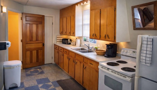 Peaceful 2-bedroom apartment with AC in charming Canaan