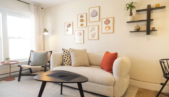 Peaceful & minutes from the Old Port with private parking