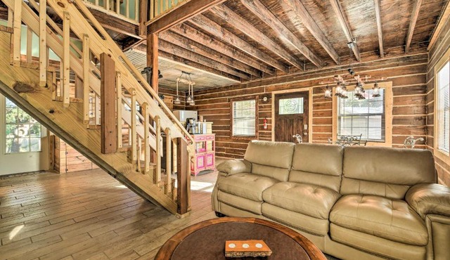Peaceful Pet-Friendly Cabin on Nueces River!
