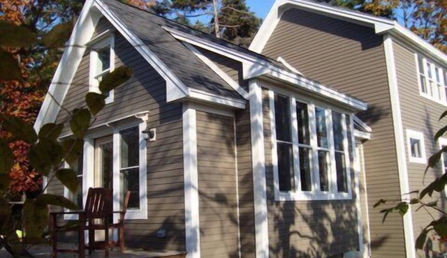 Peaks Cottage: Modern amenities, island charm, steps to shore