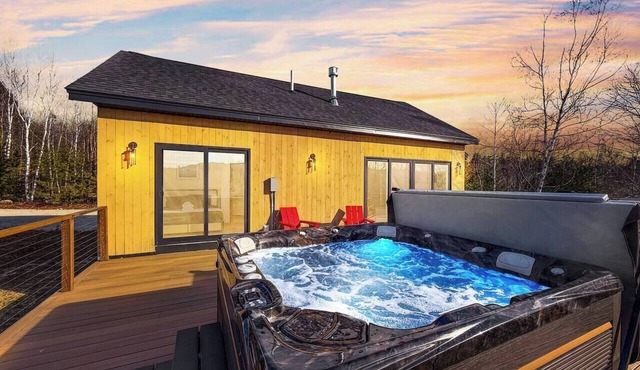Peaks & Pines | 5 Min to Ski Resort, HotTub, Views