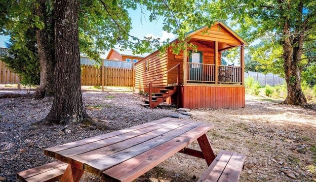 Pecan: Sleeps 3, Tiny Cabin, Pets, Near Park/Lake
