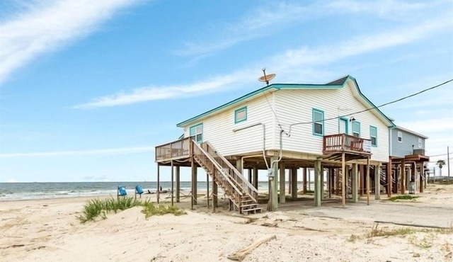 Pedestrian Beach Front 3- bedroom house in Surfside Beach