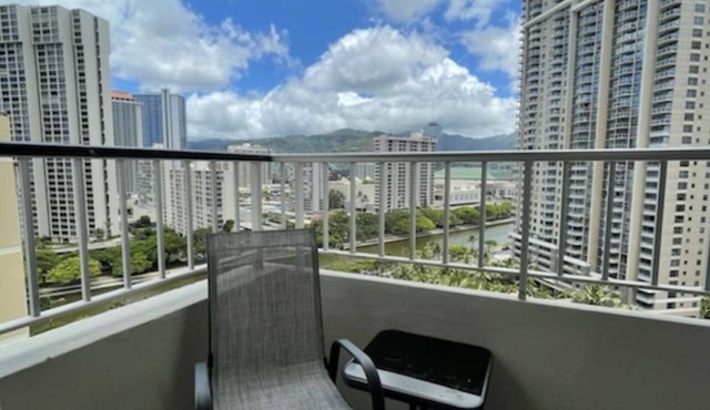 Penthouse Studio in Waikiki - 25% Off Monthly Stays!