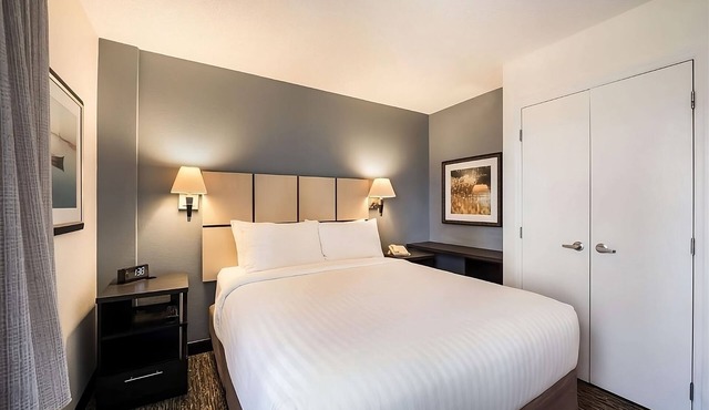 Pet-friendly Accommodation, Kitchen, Near Hurricane Harbor Arlington!