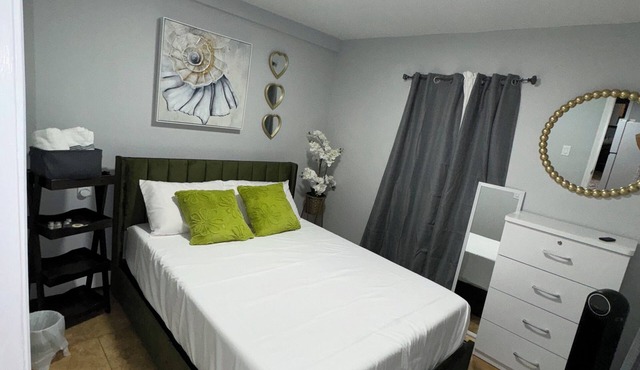 Pet-Friendly Cozy Stay .Free Street Parking + Fast WiFi .Near Airport & LIRR
