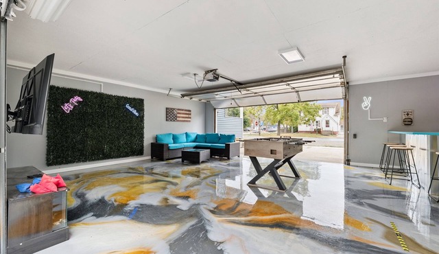 Pet Friendly/Gated Backyard/Game room/Hot Tub