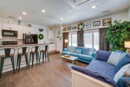 Pet-Friendly Getaway w/Projector in Lake Dallas!