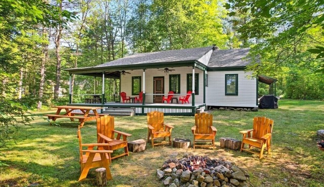 Pet friendly, private, clean, perfect Lake George location