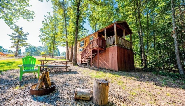 PineCone: Sleep 5, Tiny Cabin, Pet, Near Lake/Park