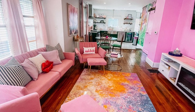 Pinky’s Cottage-central location,full Kitchen, fun theme!