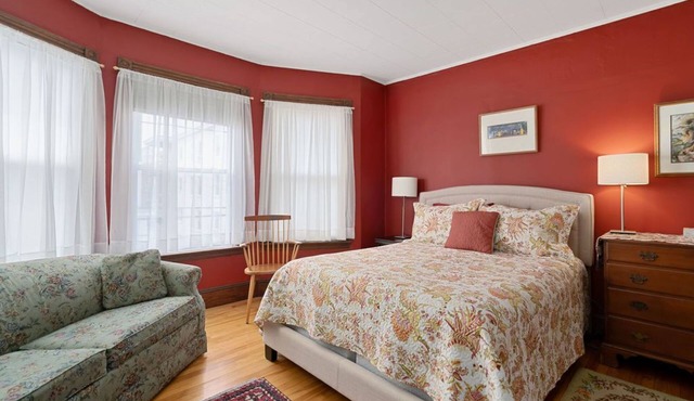 Portland B&B room - steps from Eastern Prom and beach and close to town too!