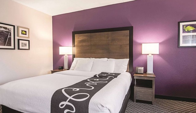 Portland Stay with Easy Access to Arts District & Complimentary Breakfast