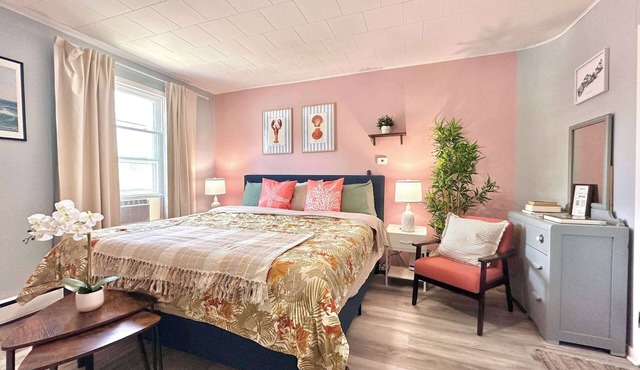 Pretty Bachelor with Balcony near River & Trails