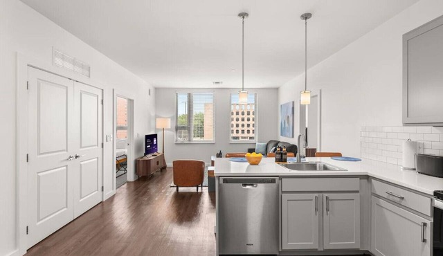 Prime Location 2BR Apt Near Clinic & CWRU